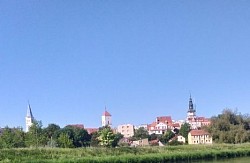 Bytom Odrzański. Małe miasteczko na lewym brzegu. Z wody rzucają się w oczy od razu trzy wieże, z krzyżem każda,  o rzut moherem od siebie.