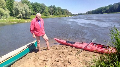 Przed laty spotkałem podobnego człowieka na Mazurach. Wodował łódkę wiosną i do jesieni pływał solo.