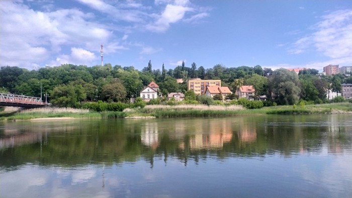 Krosno sielankowe. Po lewej kawałek rzeczonego mostu.